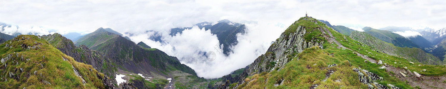 夏季法加拉斯山的全景松树天空环境风景山脉石头国家公园岩石旅行图片