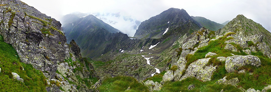 夏季法加拉斯山的全景草地旅行顶峰爬坡山脉石头旅游公园松树环境图片