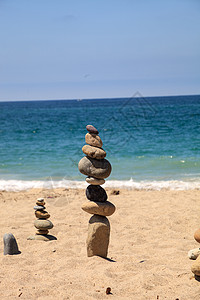 在伊努克苏克时尚时期 堆在彼此头上的石头海岸海岸线海滩海景海洋图片