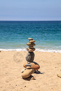 在伊努克苏克时尚时期 堆在彼此头上的石头海景海滩海岸线海岸海洋图片