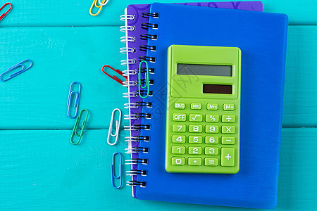 笔记本上的计算器和铅笔商业文档笔记教育数数配件木板日记记事本工作图片