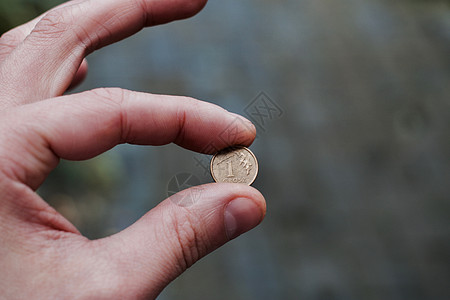 波兰手头的波兰货币抛光手指交换硬币小钱男人皮肤现金图片