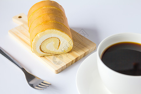 瑞士卷和咖啡 白色背景糕点杯子早餐奶油甜点桌子食物面包蛋糕海绵背景图片