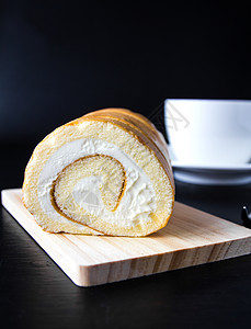 瑞士卷和咖啡的木材背景桌子早餐奶油小吃面包杯子白色甜点食物糕点背景图片