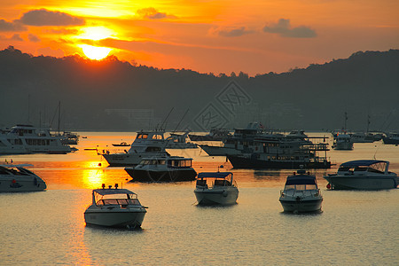 在Chaloong港 旅行船主要港口的日出日落天空地平线旅游海洋帆船码头太阳航行图片