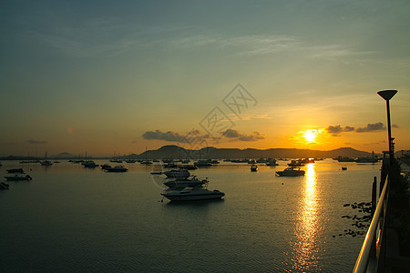 在Chaloong港 旅行船主要港口的日出地平线天空日落海洋码头航行太阳帆船旅游图片