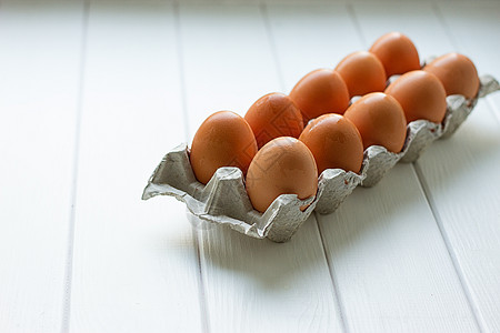 鸡蛋包装纸托盘包装袋中的鸡蛋团体蛋白饮食营养木头市场烹饪早餐乡村农业背景