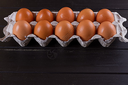 黑木木背景纸板彩蛋盒美食桌子盒子动物产品纸盒母鸡营养黑色食物图片