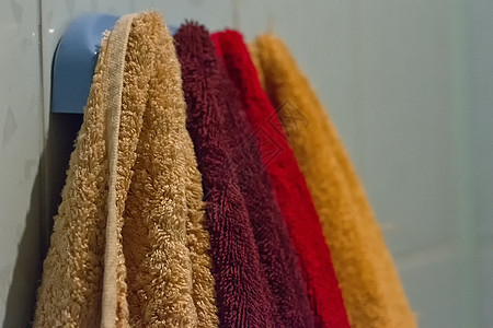 多彩毛巾挂在浴室的钩子上图片