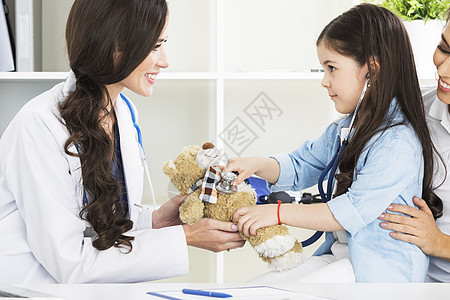 医生和她的小病人和泰迪熊图片