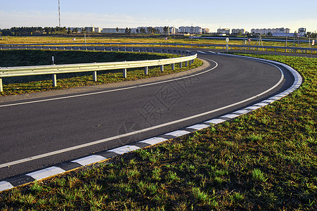 没有汽车和云雾的道路图片