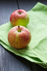 木木背景上提取红苹果市场小吃食物叶子农场生产收成桌子蔬菜营养图片
