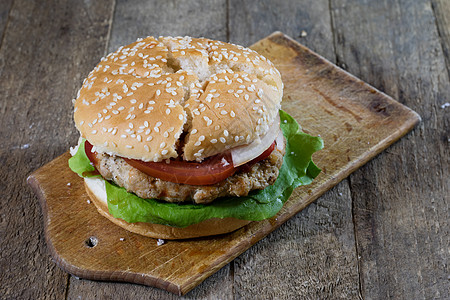 包在木板上的汉堡 厨房的标签上油炸小吃美食牛肉洋葱桌子烧烤沙拉蔬菜乡村图片