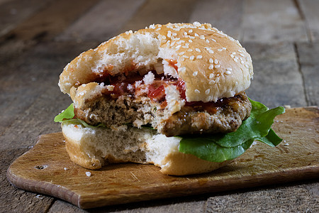 包在木板上的汉堡 厨房的标签上沙拉午餐面包芝士小吃油炸芝麻啤酒蔬菜美食图片