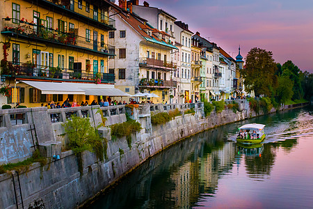 斯洛文尼亚Ljubljana老城卢布尔雅那的全景 日落时有卢布尔雅尼察河图片