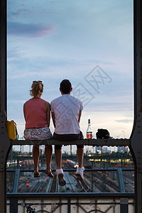 车站等车在德国慕尼黑城市铁路桥 浪漫约会的年轻情侣背景