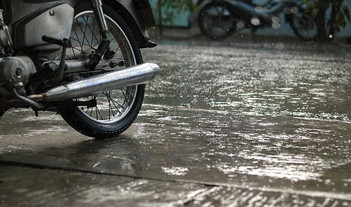 摩托车和雨滴特写发动机街道旅行天气人行道车辆波纹骑术洪水季节图片