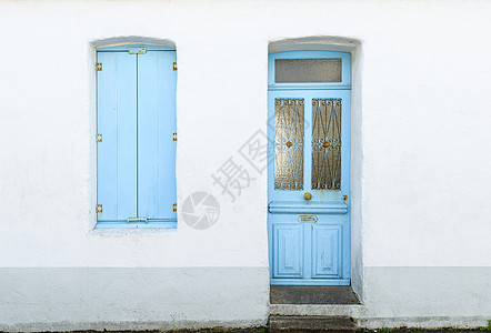 房子的外墙 有贴着蓝色百叶窗和门图片