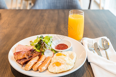 早餐套餐果汁蛋黄猪肉橡木酒店橙子火腿香肠食物面包图片