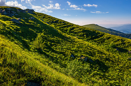 夏季山的陡峭草坡图片