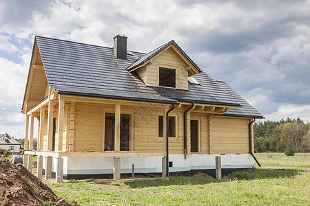 木制房屋铺设屋顶日志木材小屋住宅光束蓝色木头建设住房生物图片