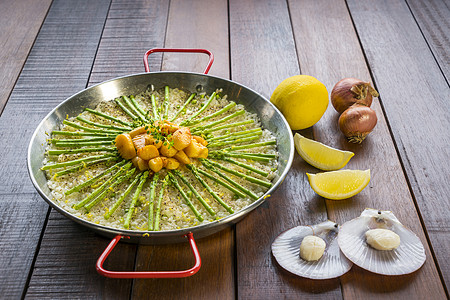 传统锅中带有花环和的帕耶拉Paella软体平底锅美食海鲜饭营养动物内饰碎粒柠檬海鲜背景图片