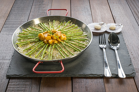 传统锅中带有花环和的帕耶拉Paella食物大麦平底锅动物软体盘子美食扇贝内饰海鲜饭图片