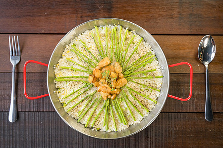 传统锅中带有花环和的帕耶拉Paella柠檬海鲜饭美食扇贝碎粒软体海鲜动物油炸食物图片