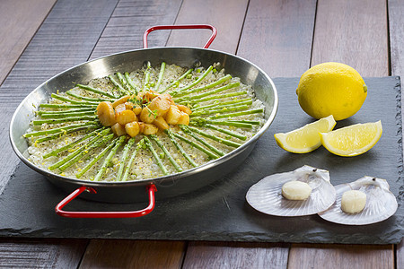 传统锅中带有花环和的帕耶拉Paella大麦美食扇贝海鲜饭内饰海鲜静物油炸营养碎粒图片
