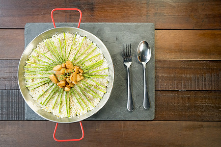 传统锅中带有花环和的帕耶拉Paella海鲜饭海鲜平底锅内饰美食营养油炸柠檬大麦软体图片