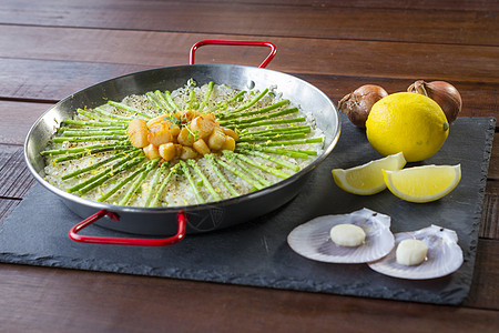 传统锅中带有花环和的帕耶拉Paella软体柠檬食物海鲜碎粒静物平底锅海鲜饭扇贝盘子图片