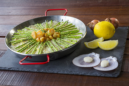 传统锅中带有花环和的帕耶拉Paella软体扇贝平底锅油炸盘子大麦碎粒美食动物静物背景图片