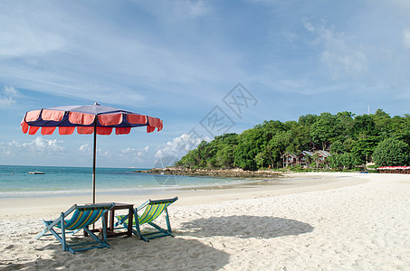 两把椅子和雨伞在沙滩上 泰尔岛的Samed岛棕榈椰子天堂植物热带蓝色天空晴天太阳海洋图片