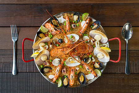 配有新鲜龙虾 大龙虾 贝类和虾的帕伊拉食物柠檬服务美味海鲜美食鱿鱼章鱼甲壳传统图片