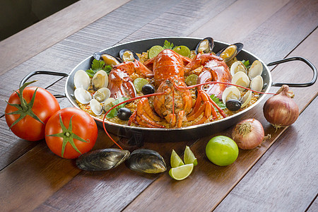 配有新鲜龙虾 蛤 贝类和鱿鱼章鱼海鲜食谱传统美食平底锅海鲜饭美味柠檬石板图片