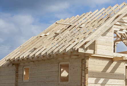未完成的屋顶住房蓝色光束框架木工天空屋顶房子木头天花板图片