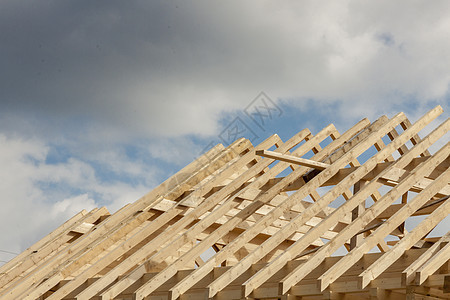 未完成的屋顶天花板技术框架天空蓝色住宅住房工作房子木材图片