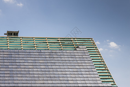 未完成的屋顶瓦工结构工地瓦片天空房子屋架木头瓷砖蓝色图片