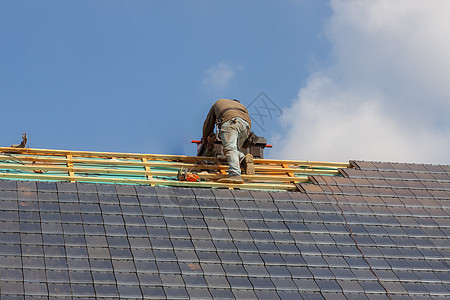 工作场所的屋顶屋顶结构工匠天空房地产平铺木头建设者建筑蓝色图片