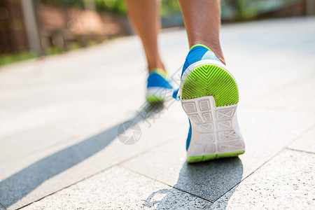女性在城市中奔跑地面蓝色慢跑者运动员赛跑者踪迹女孩训练身体慢跑图片
