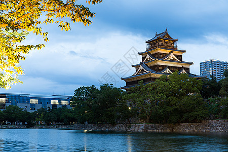 夜间在日本的广岛城堡图片