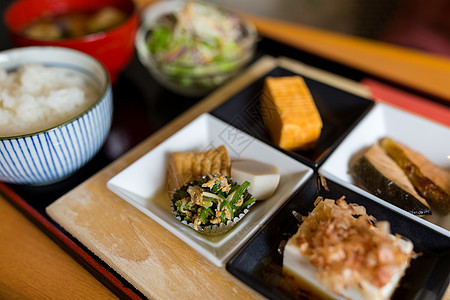 日式早餐大豆萝卜盘子炙烤食物大仓午餐海鲜李子美食图片