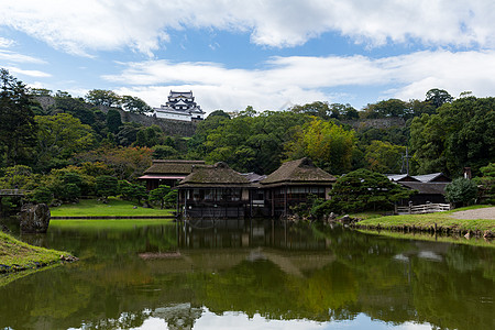 位于希康的根基云花园城堡公园玄宫木头环境蓝色晴天池塘叶子气候图片