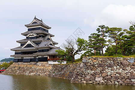 日本的松本城堡游客花园桥梁旅游观光石头历史公园建筑地标图片