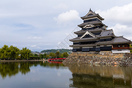 传统的日本松本城堡松本堡反射护城河地标皇帝旅游世界石头观光游客花园图片