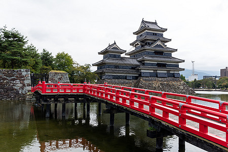 松本城堡和红桥建筑樱花地标寺庙皇帝城市文化石头护城河公园图片