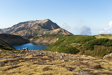 日本美丽的风景地标晴天反射旅行路线蓝色池塘高山顶峰天空图片