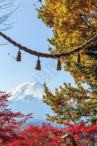富士山有日本神庙的绳子图片