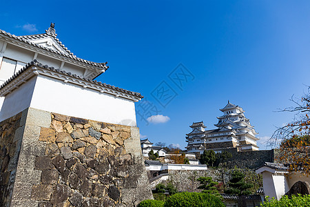 阳光照耀的日本传统喜木吉城堡图片