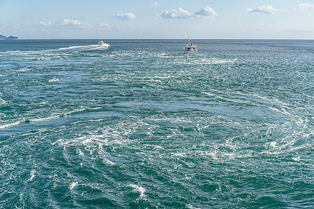 德岛的鸣笛涡流海浪旋转漩涡忍者大鸣人交通天空蓝色潮汐图片
